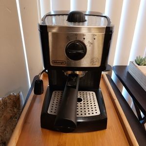 De Longui Bar Espresso and Capuchinno